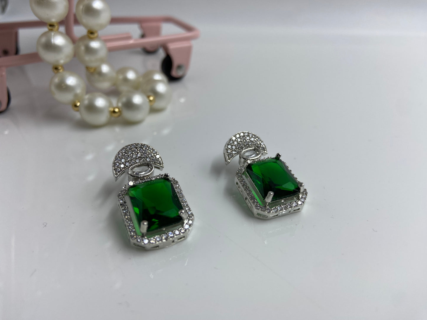 Crescent Nano Setting String with Emerald Centrepiece