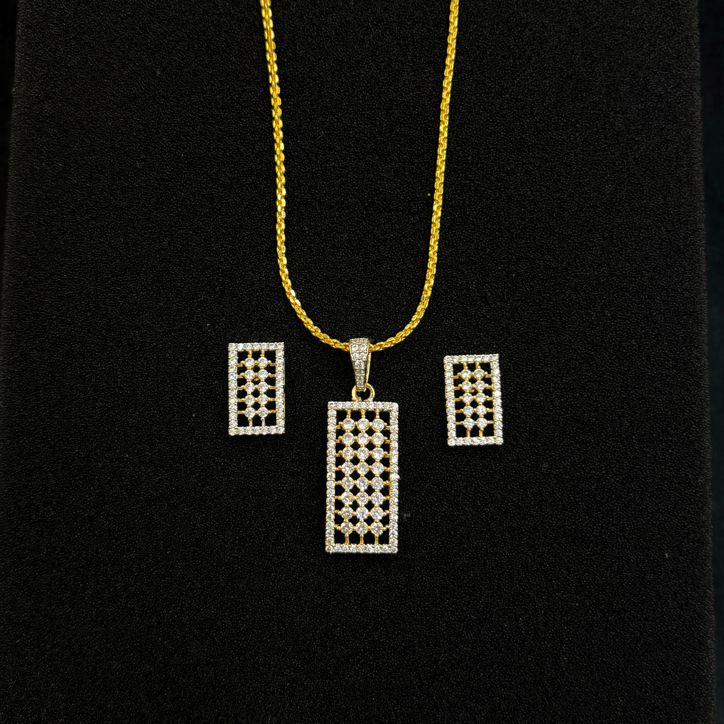 Divyam Recta Pendant Set