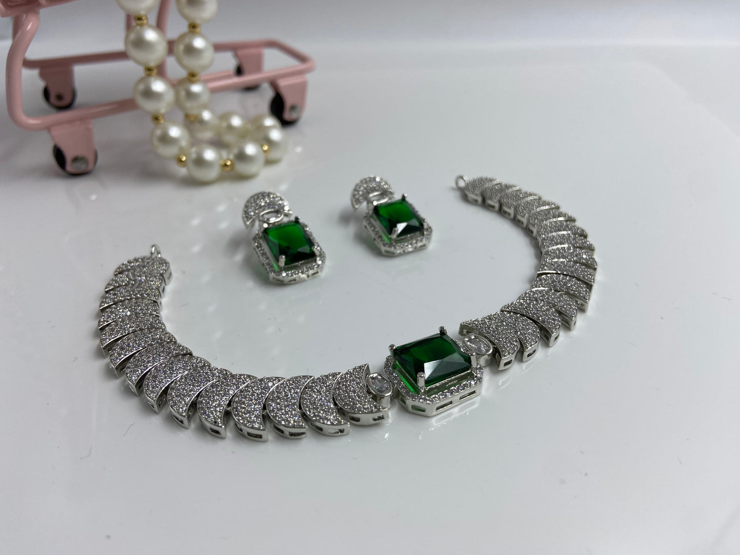 Crescent Nano Setting String with Emerald Centrepiece