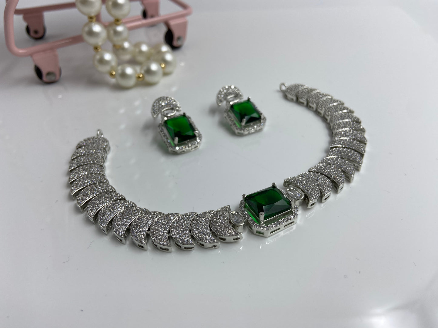 Crescent Nano Setting String with Emerald Centrepiece