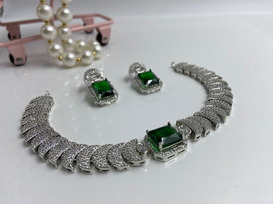 Crescent Nano Setting String with Emerald Centrepiece