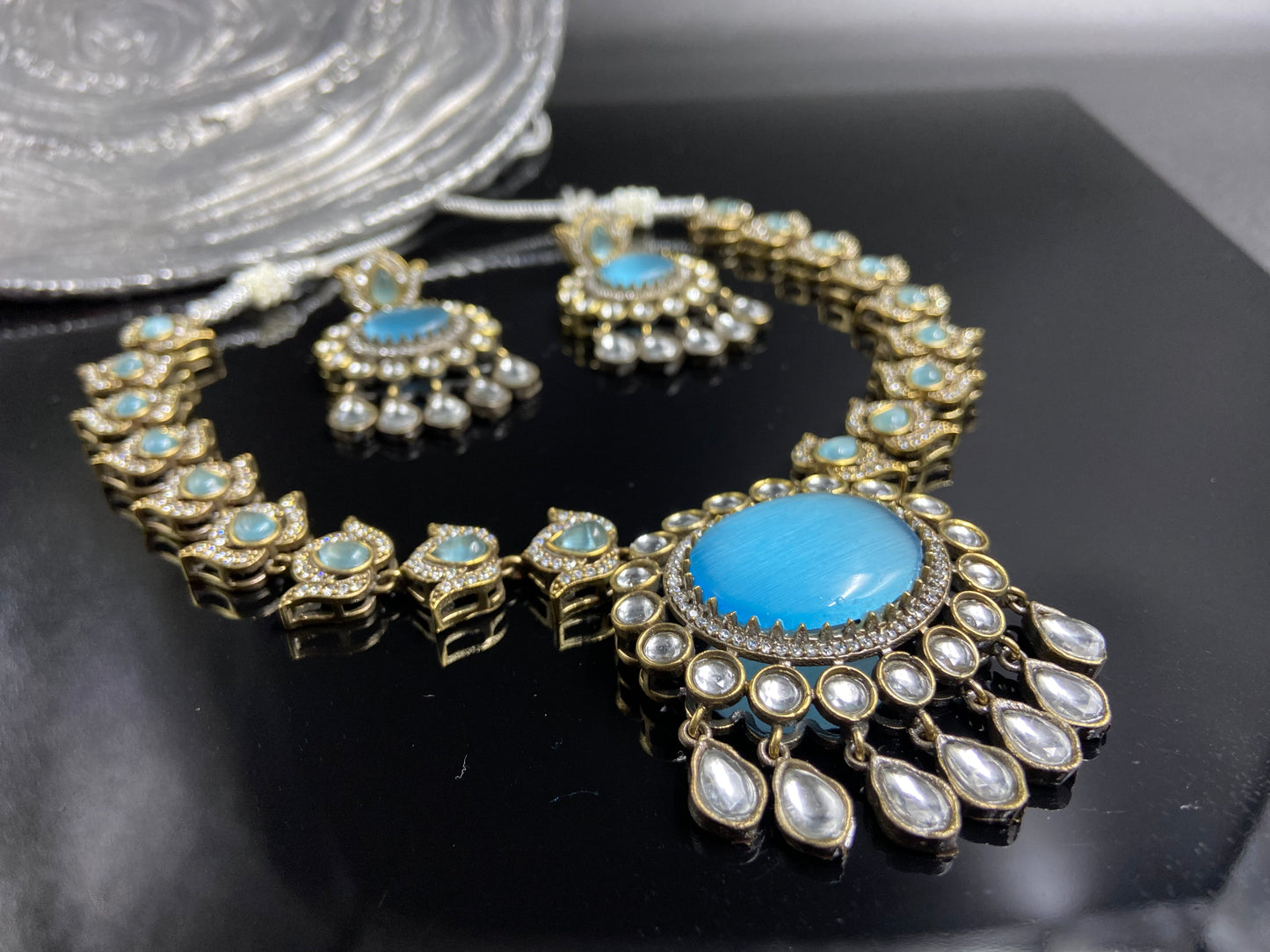 Fashionable Polki Set with Lotus Flower Strings and Blue Doublet Stones in Centre