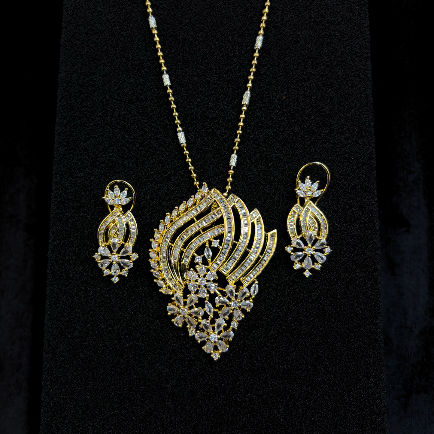 Swarna Phool Pendant Set