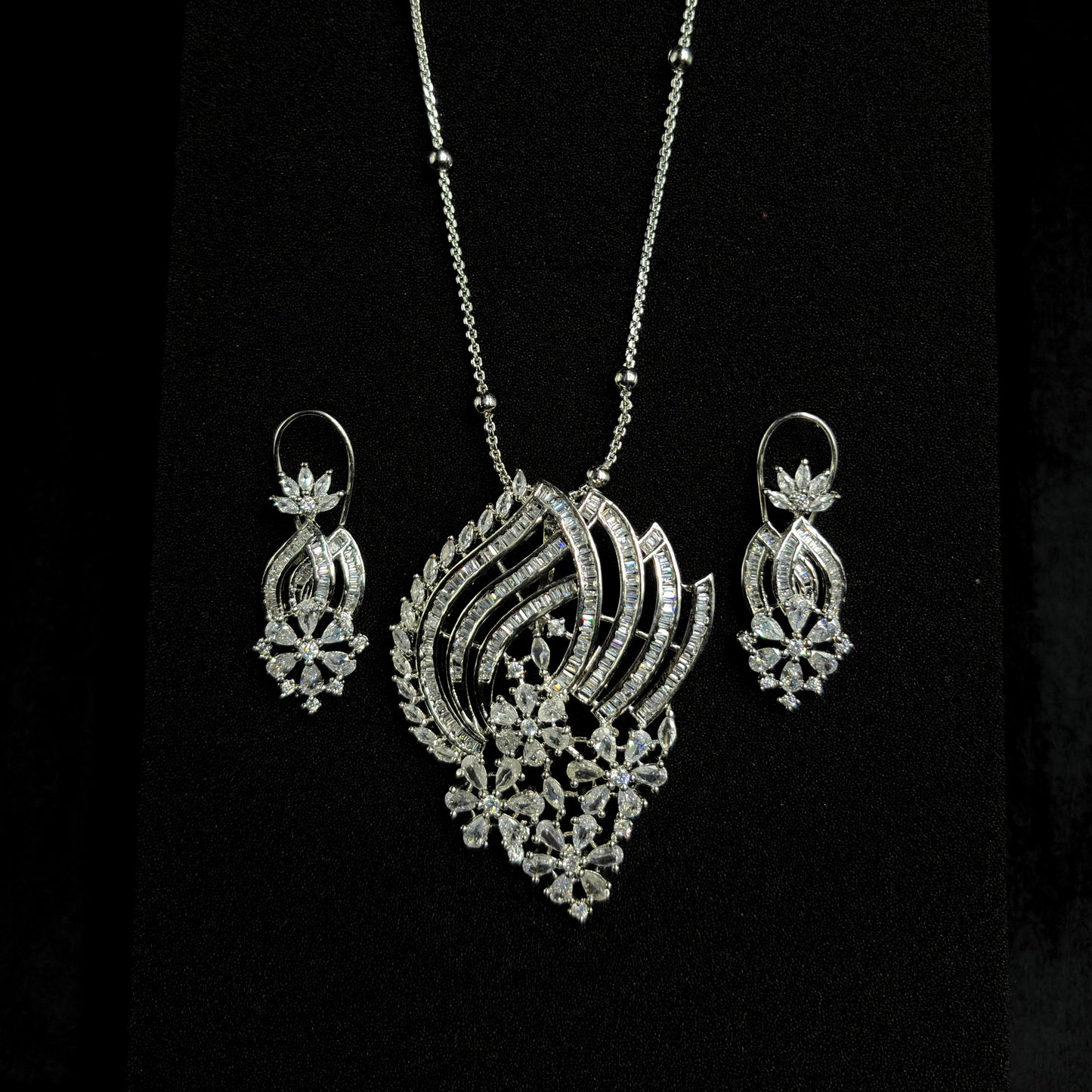 Swarna Phool Pendant Set