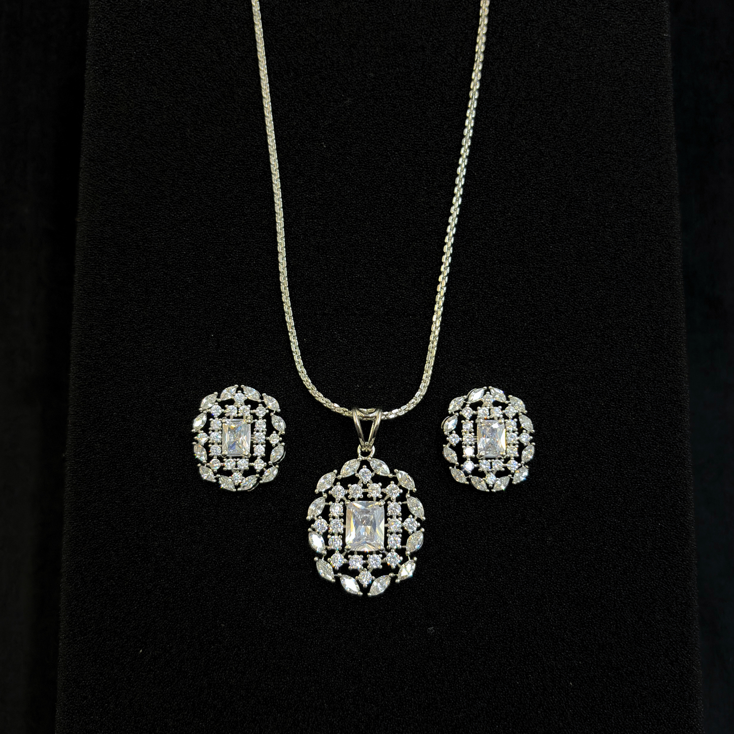 Rajasi Glow Pendant Set