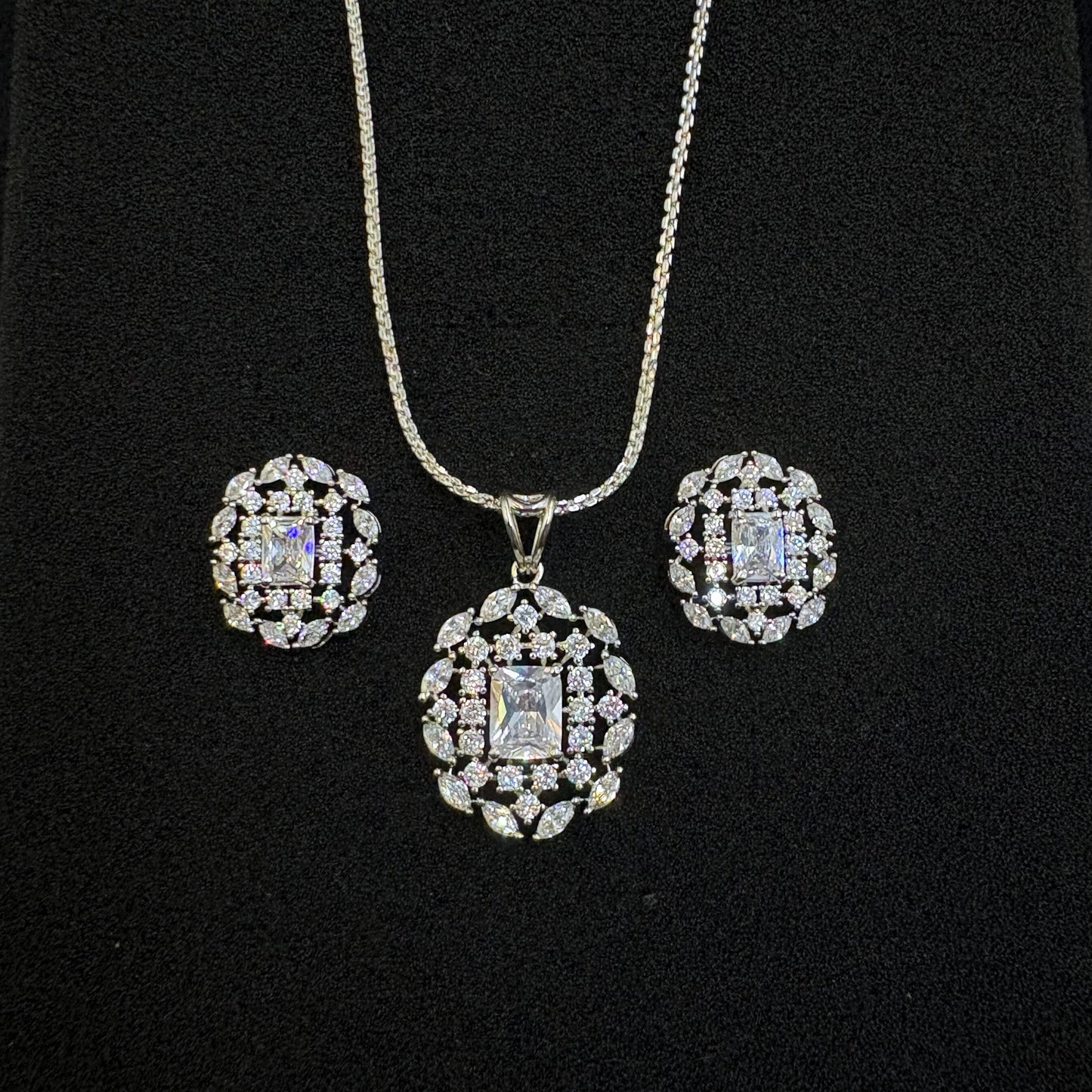 Rajasi Glow Pendant Set