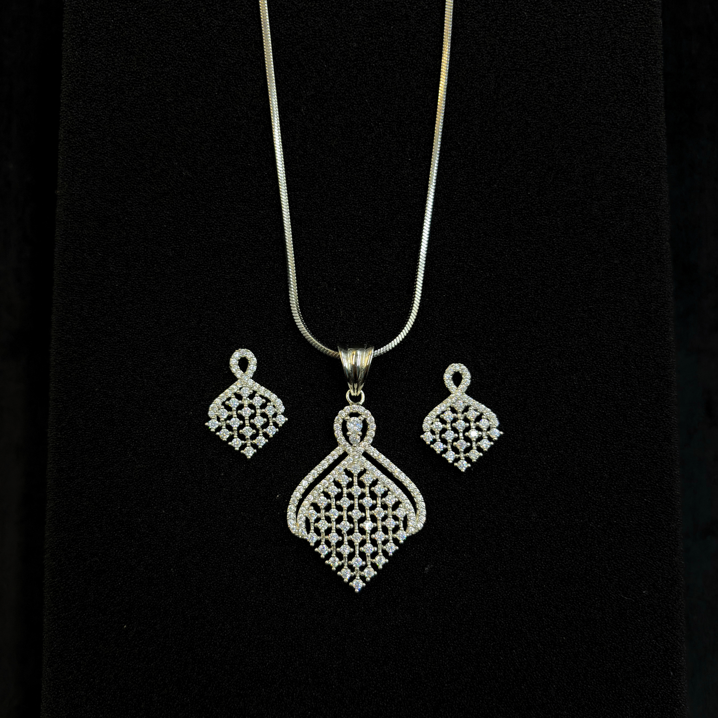 Jaali Noor Pendant Set
