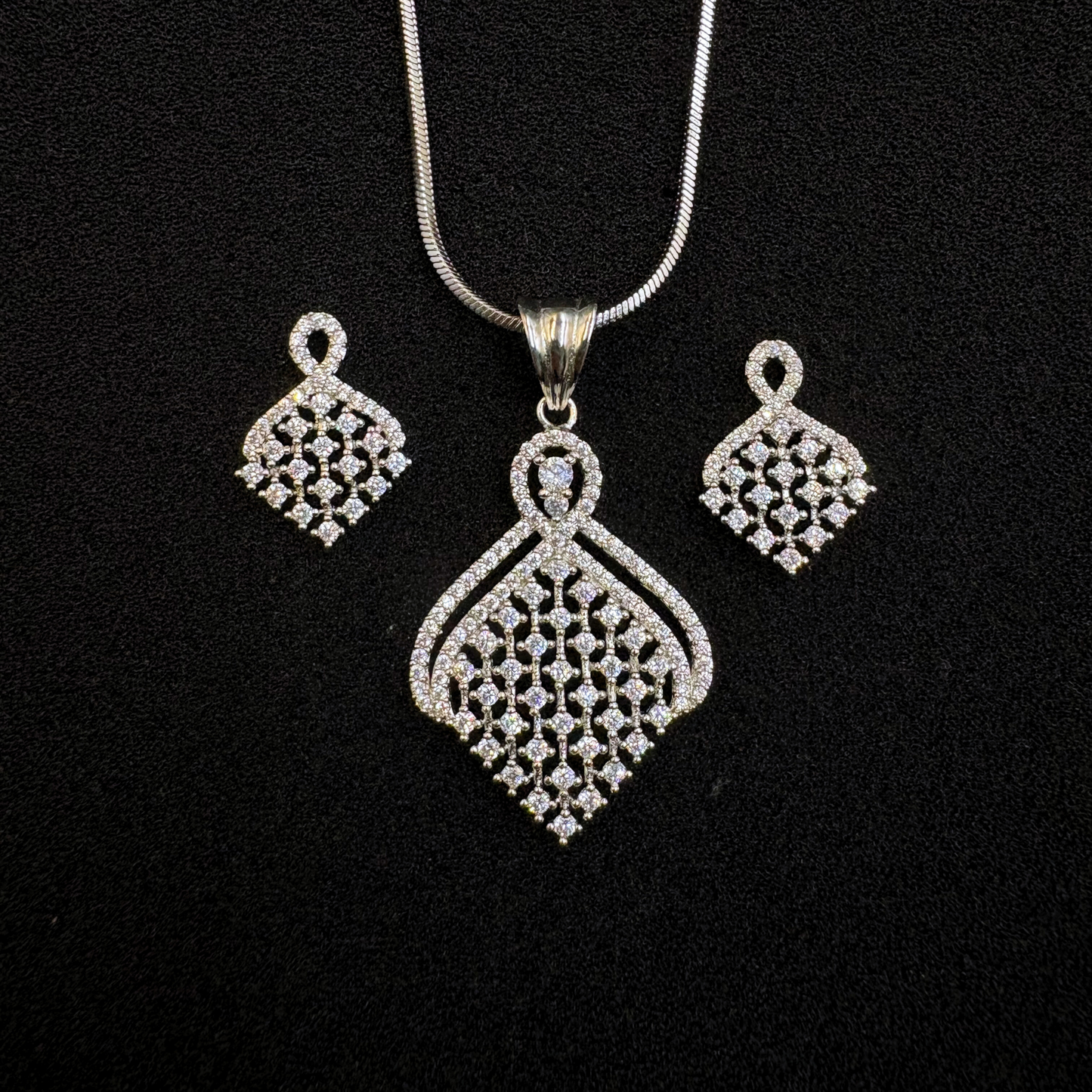 Jaali Noor Pendant Set
