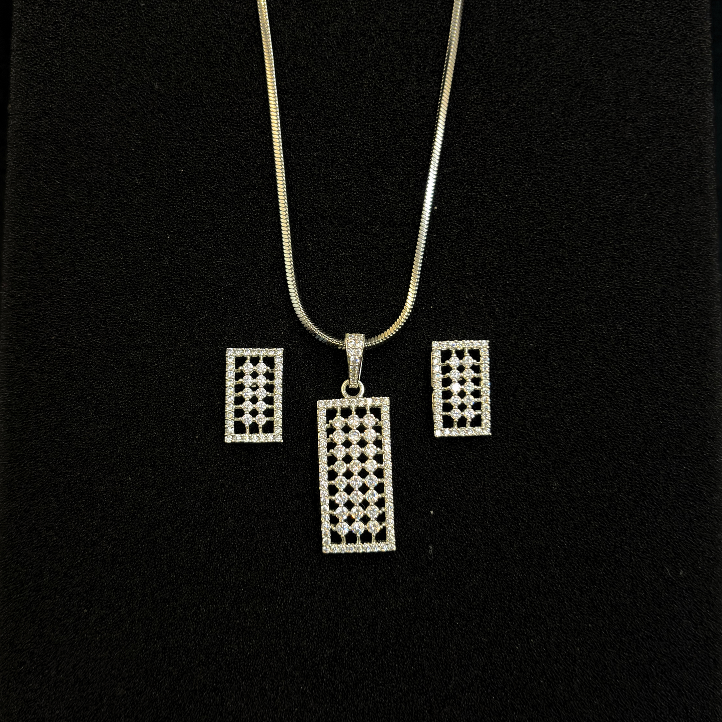 Divyam Recta Pendant Set