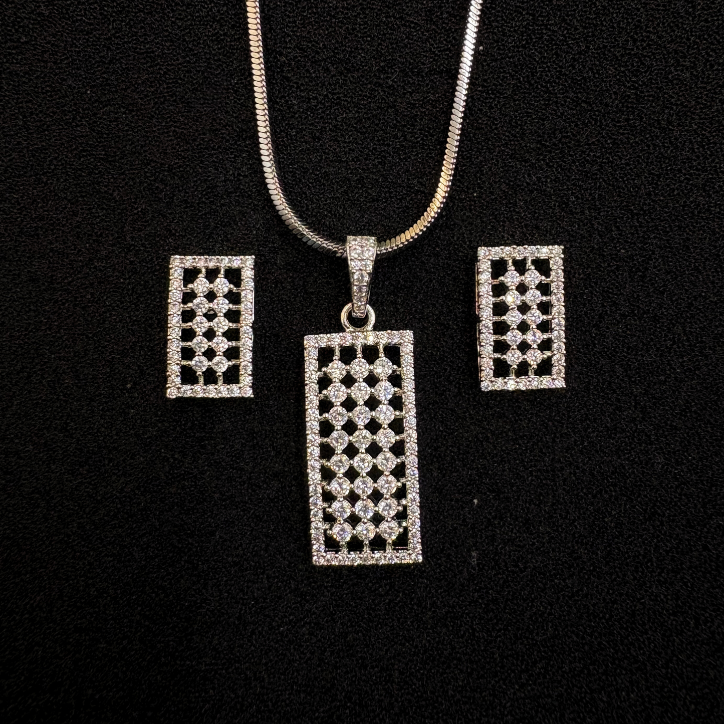 Divyam Recta Pendant Set