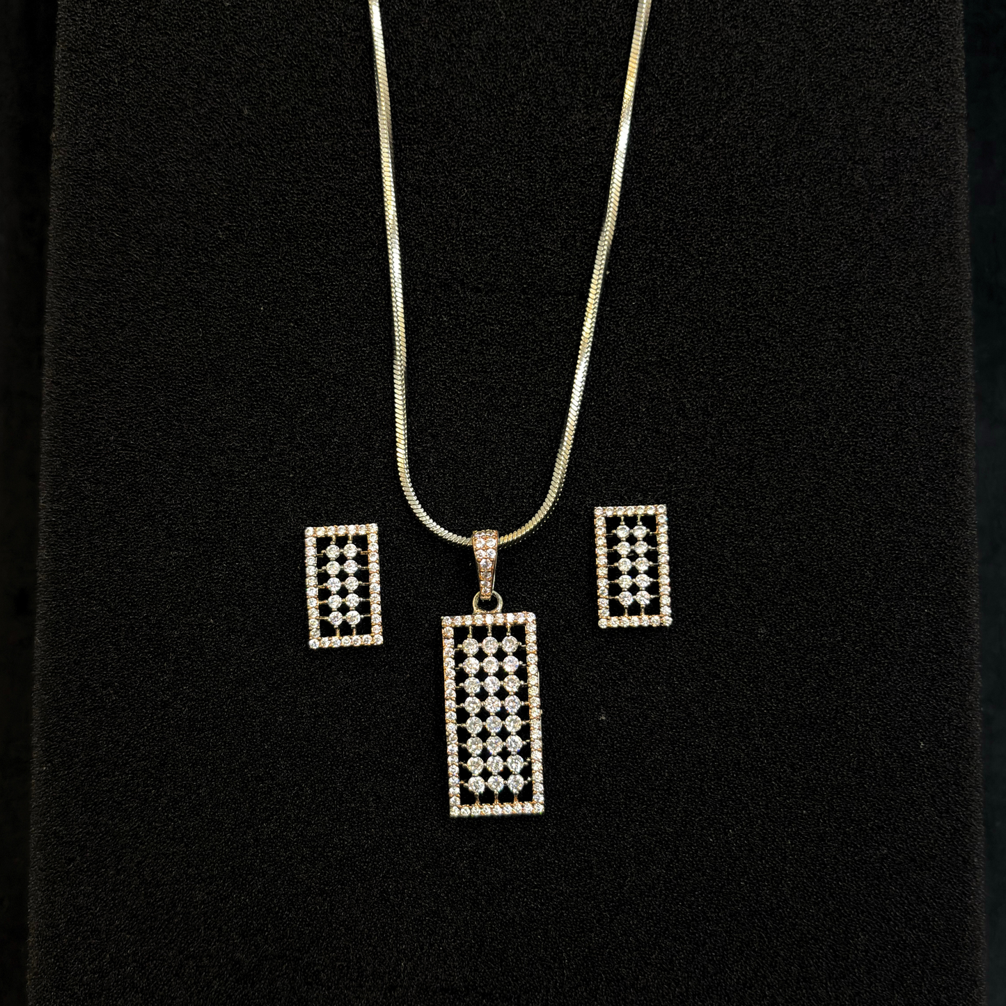 Divyam Recta Pendant Set