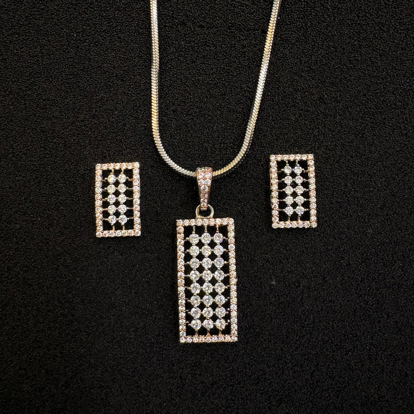 Divyam Recta Pendant Set