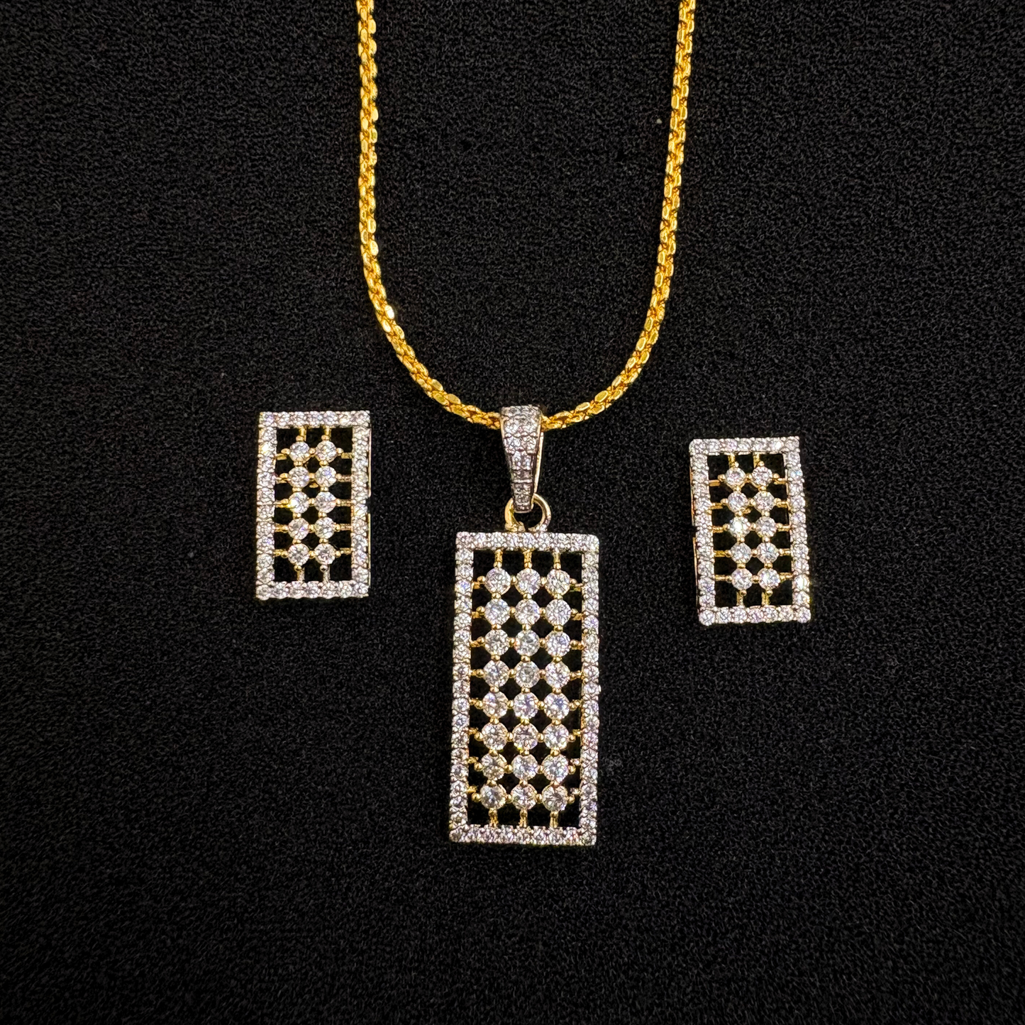 Divyam Recta Pendant Set