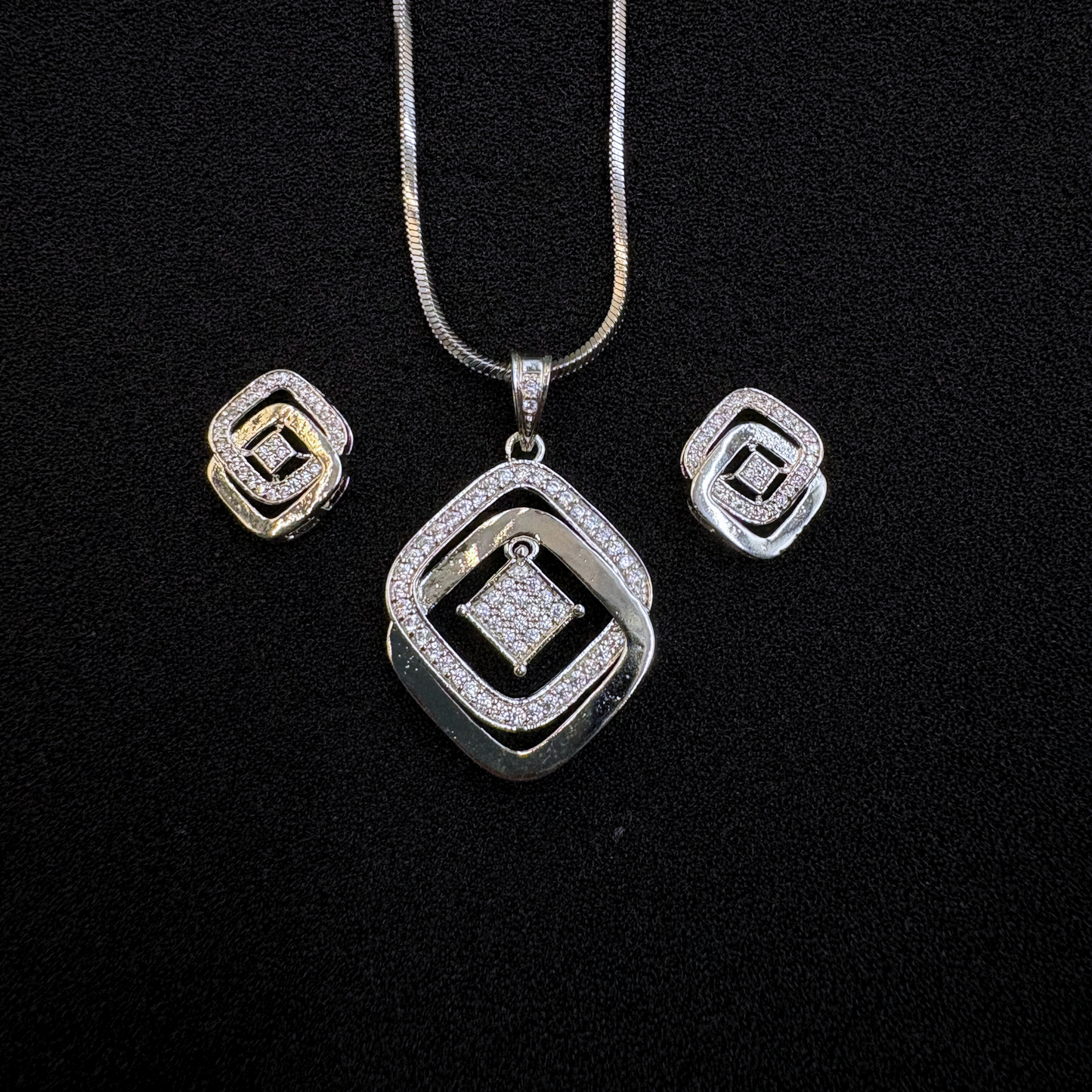 Triveni Square Pendant Set