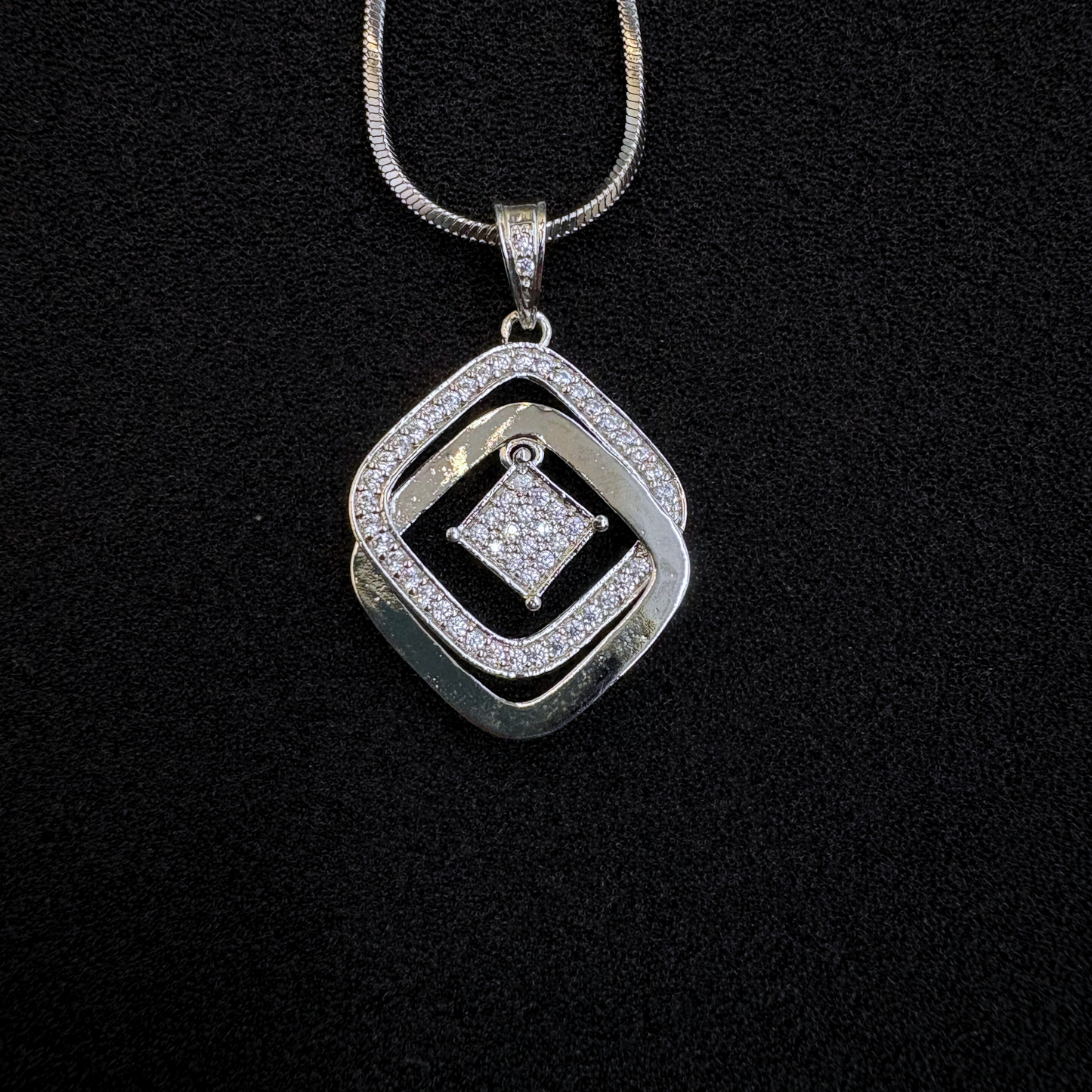 Triveni Square Pendant Set