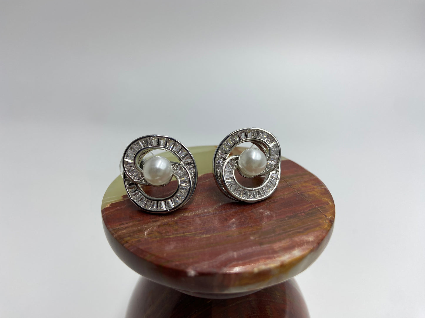 Pearl in Stone Infinity Loop Silver